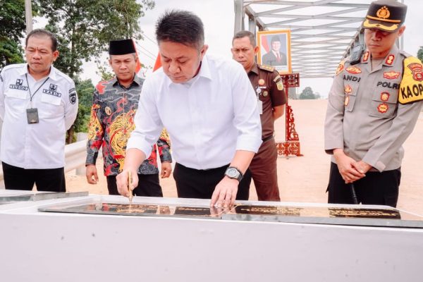 Musi Rawas,PWO- Wakil Bupati Musi Rawas H. Suprayitno sambut Kunjungan Kerja Gubernur Sumatera Selatan H. Herman Deru dalam rangka Peresmian Jembatan Air Teras dan Jembatan Air Keruh Kabupaten Musi Rawas di Kecamatan BTS Ulu Cecar Kabupaten Musi Rawas, Rabu (19/03/2025).
